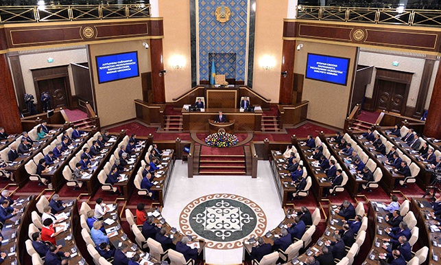 Мемлекеттік наградаларды табыс етті