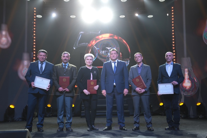 Ақсуда 5 энергетик LADA XRAY автокөліктерінің кілтін алды