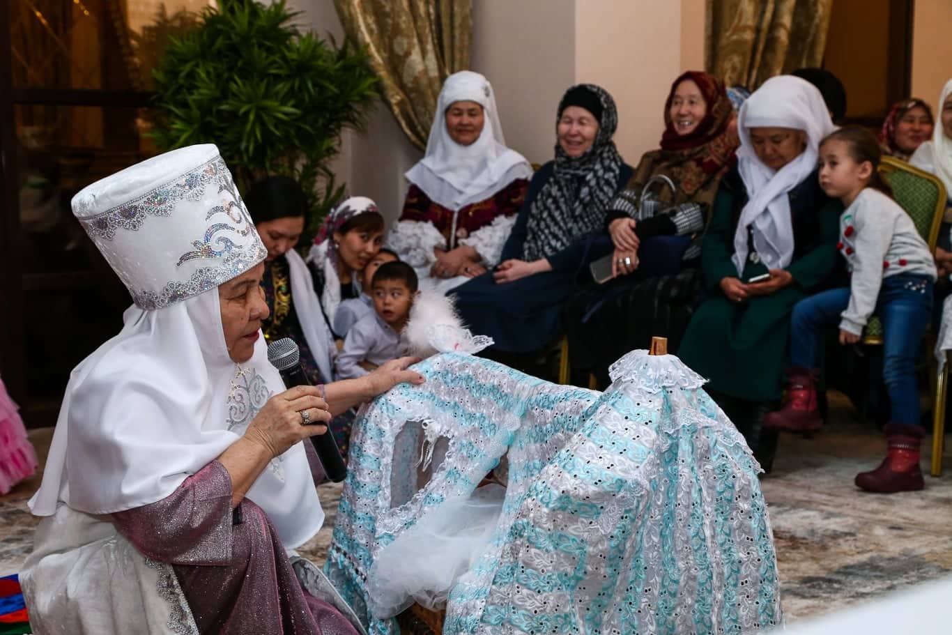 Қыздар бесік жырын айтудан жарысқа түсті