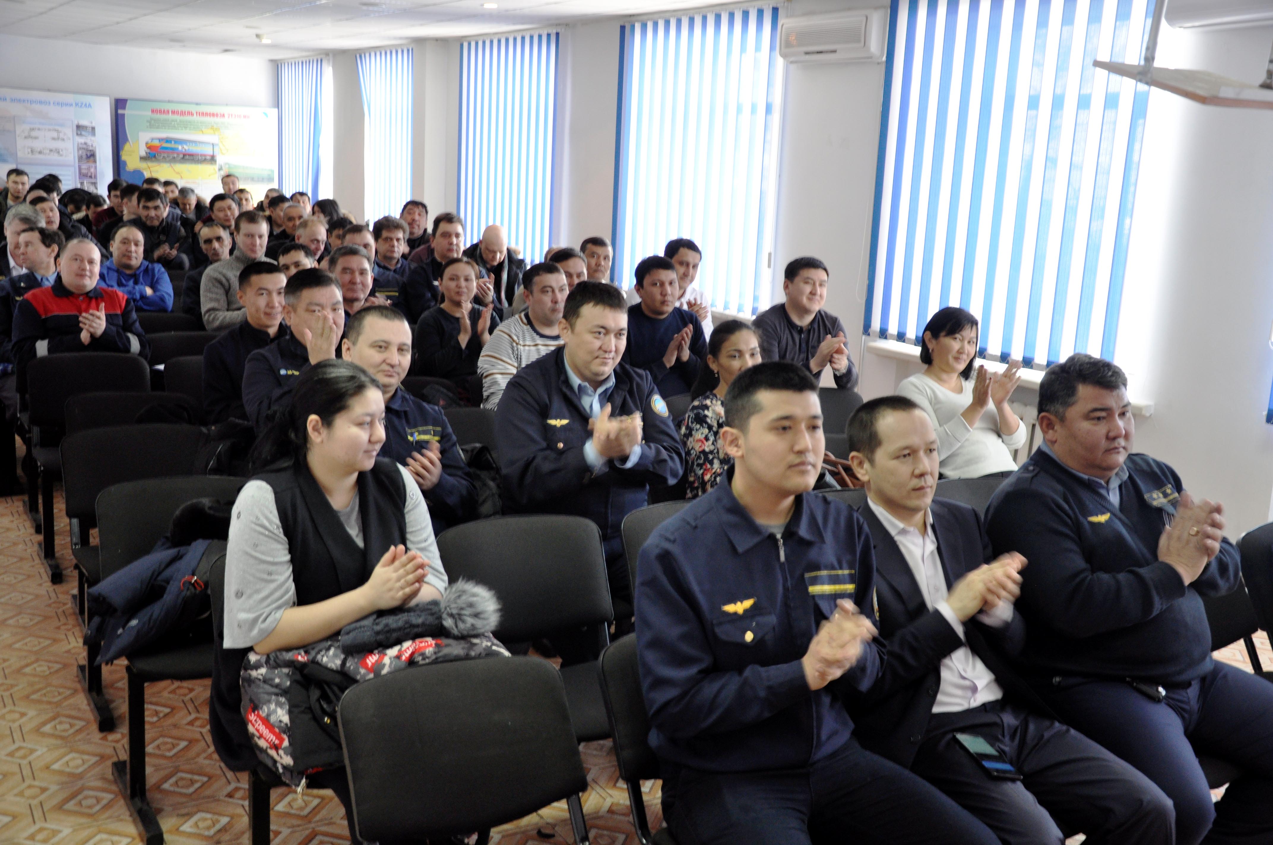 Теміржолшылар көпбалалы отбасыларға көмектесуде