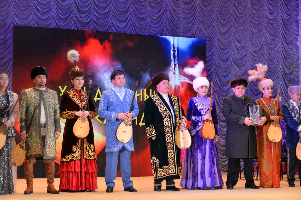 Көне сарын әуеледі