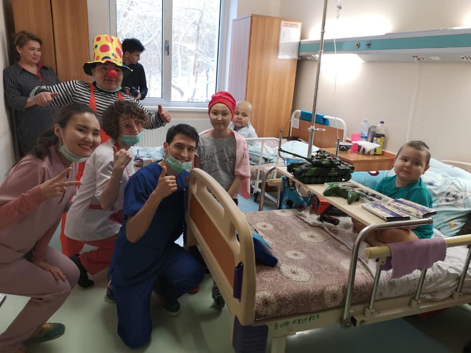 Педиатрия орталығында қатерлі ісік ауруына қарсы күрес күніне орай флеш-моб өтті