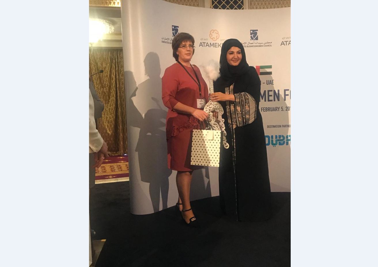 Қостанайлық кәсіпкер ханым миллионер араб әйеліне сәукеле сыйлады