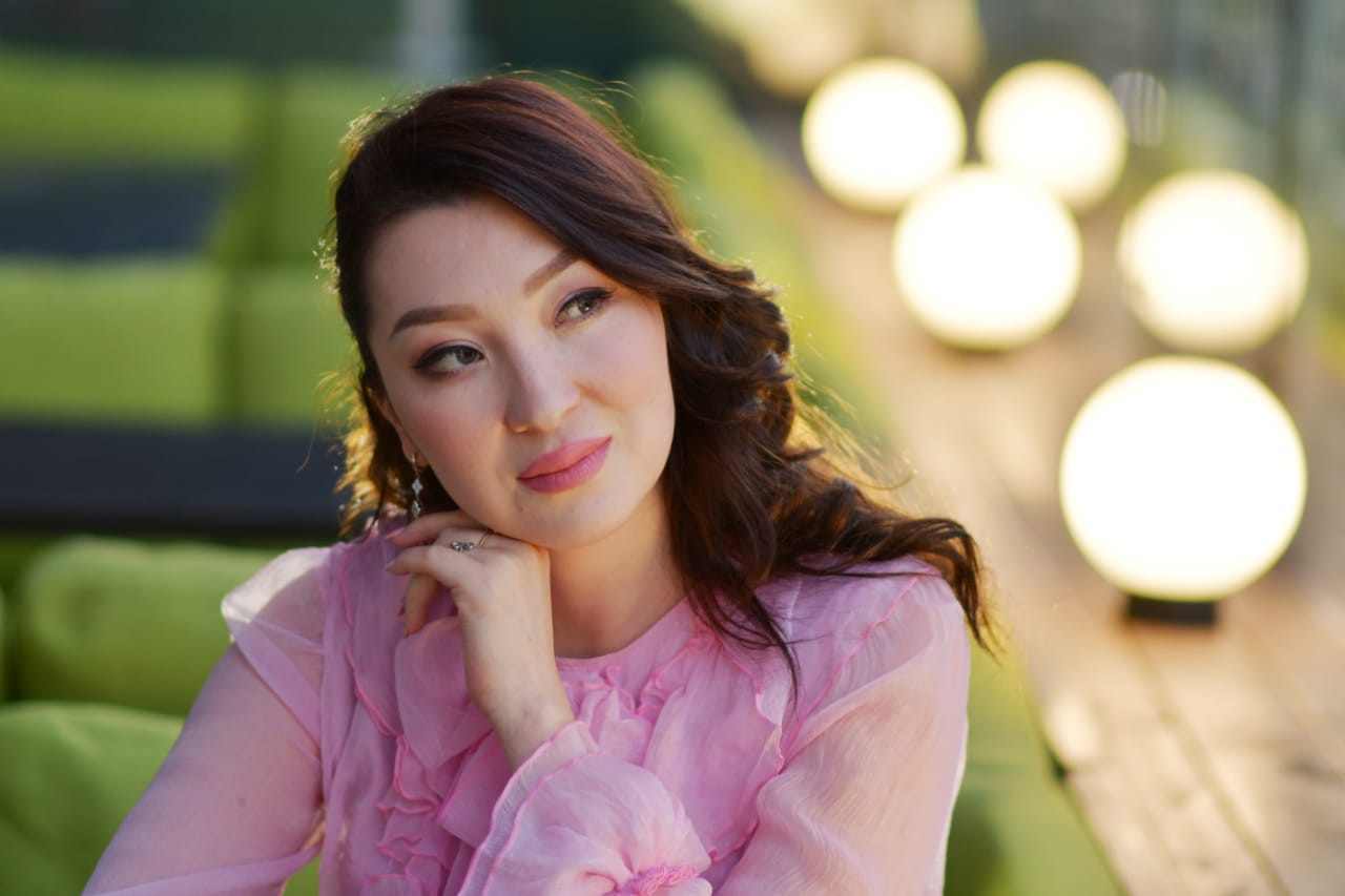 Атақты дизайнер қиын жағдайға тап болған әйелдерге 50 киім үлгісін сыйлайды