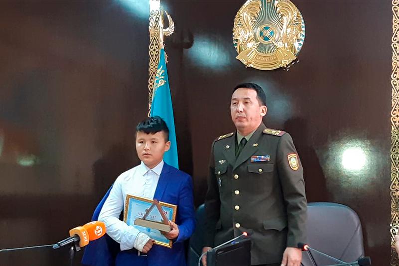 Шымкентте өртеніп жатқан үйден сәбилерді аман алып қалған жас батыр марапатталды