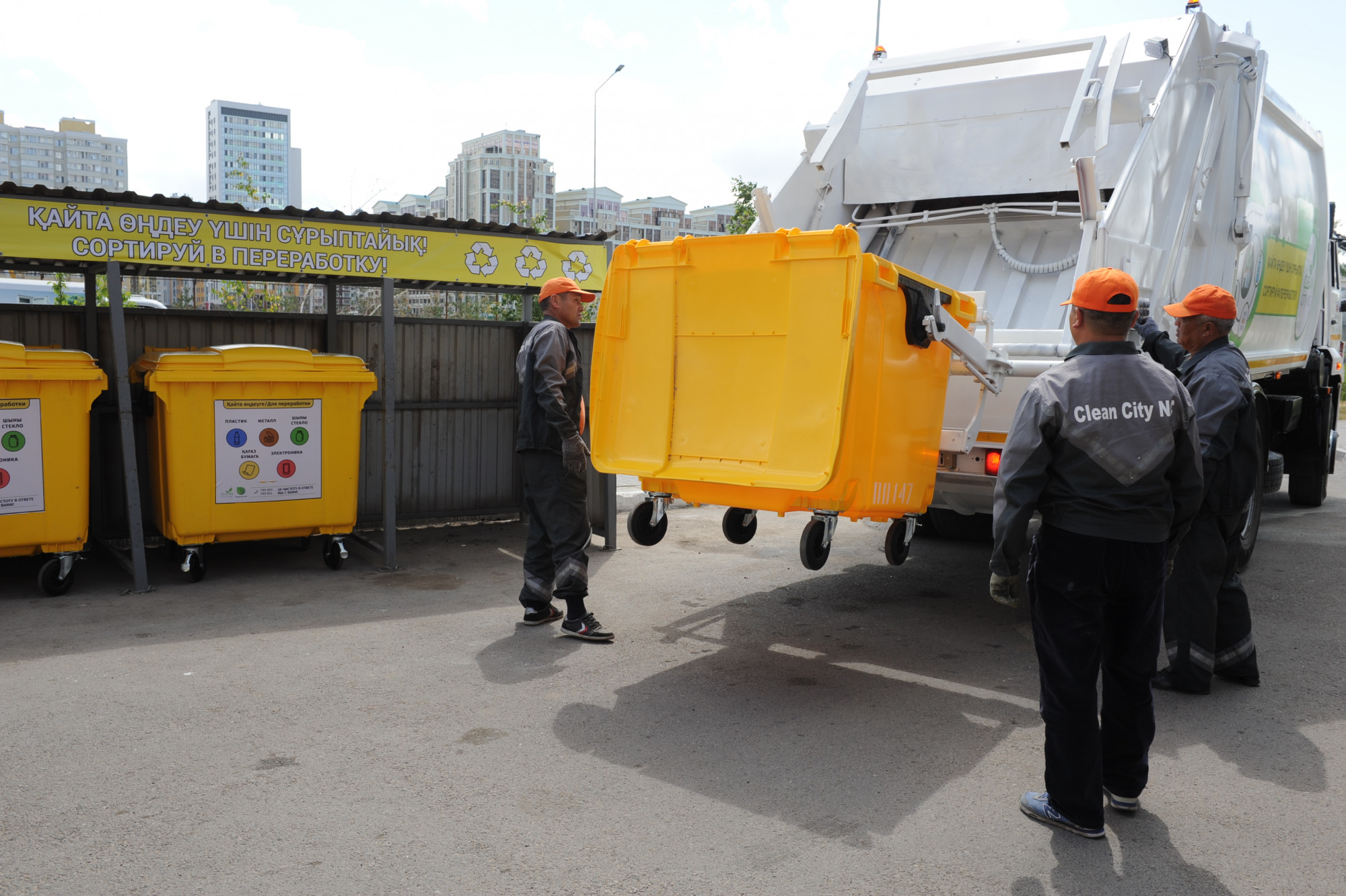 Бақыт Сұлтанов тұрғындарды қоқысты сұрыптауға шақырды