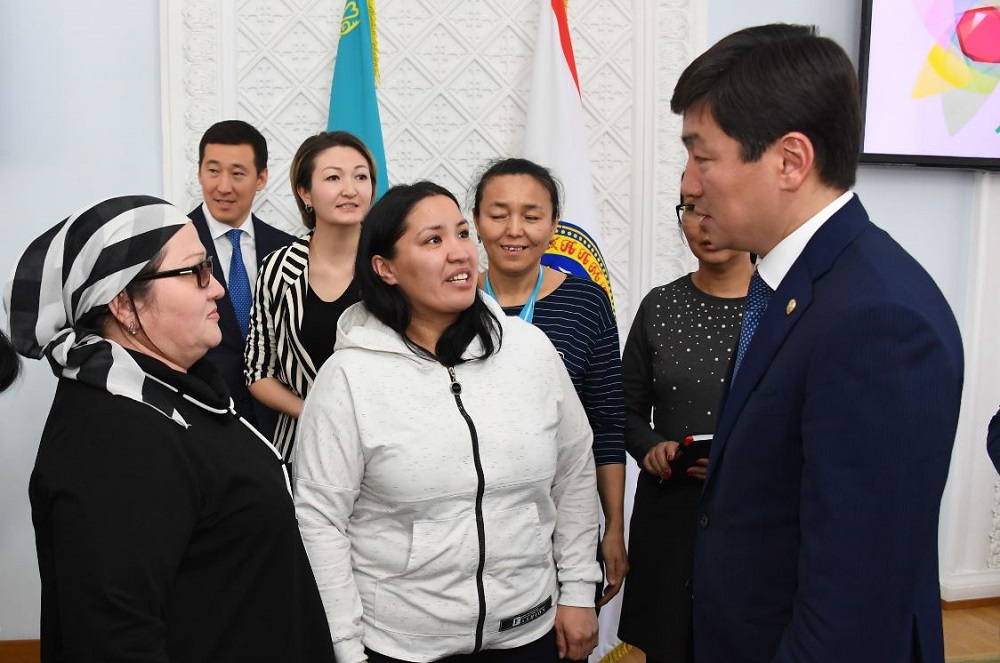  Алматы әкімі көпбалалы аналармен кездесті