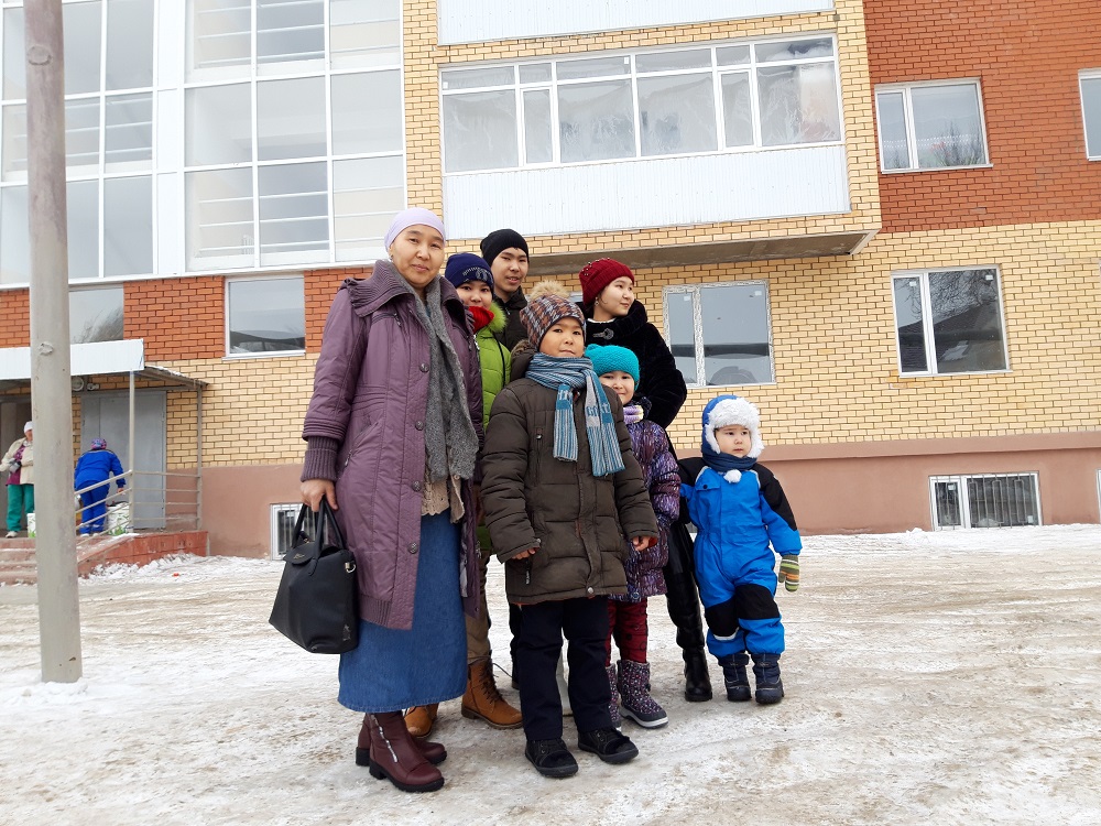 Оралда көп балалы отбасыға пәтер сыйлады