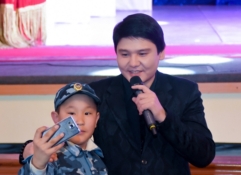 Қарағандыда Бейбіт Қорған 700 баланың алдында ән салды