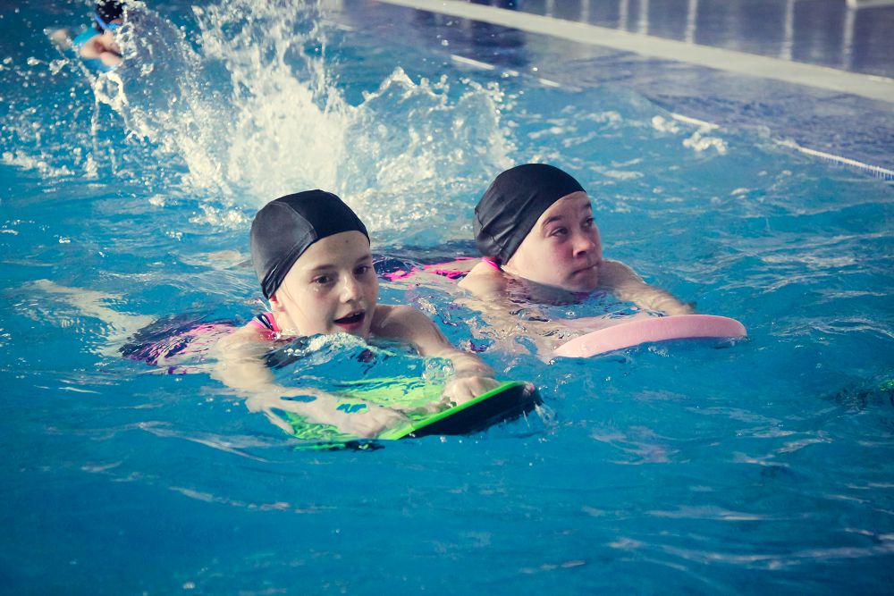 Алматыда интернаттар мен балалар үйлерінің тәрбиеленушілері триатлонды тегін үйреніп жүр