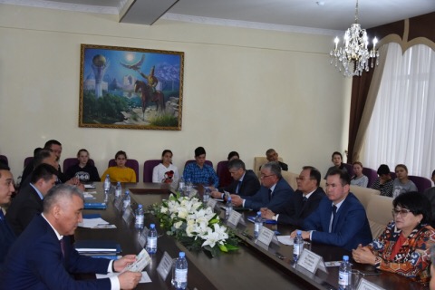 Шымкенттегі судьялар мен сот мамандары тоқсан сайын бір күндік жалақысын балалар үйіне аударады