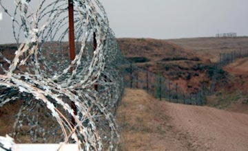 Шекарадан адасып өткен  әжейді полицей құтқарып қалды