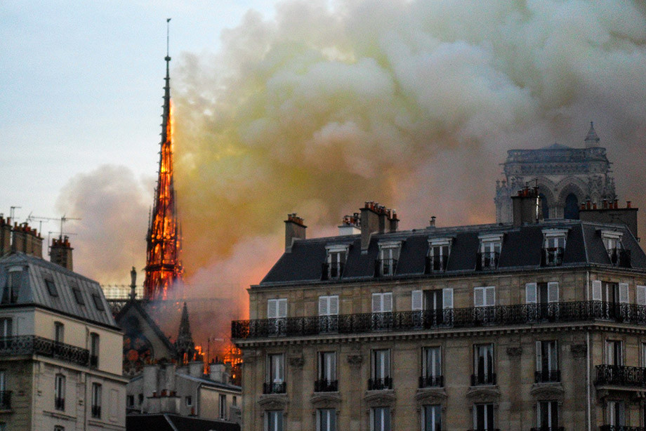 Париждің «Құдай ана шіркеуі» өртке оранды