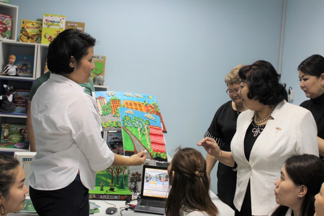 Кішкентай робототехниктер алғашқы жетістіктерін көрсетті