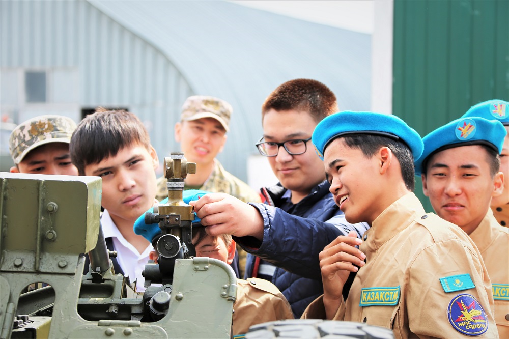 Жас патриоттарға әскери өмірдің ерекшеліктері таныстырылды