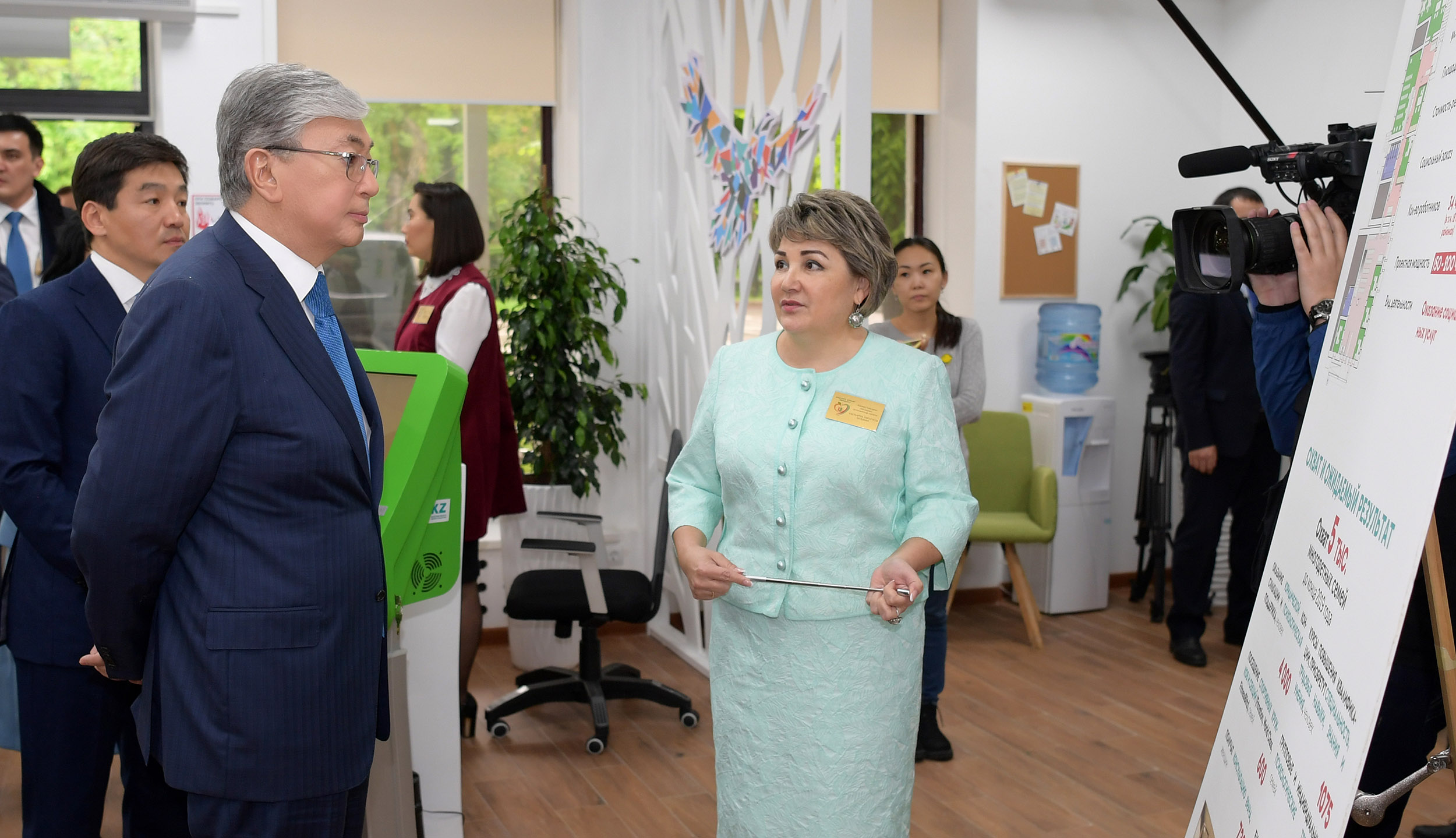 Қасым-Жомарт Тоқаев «Бақытты отбасы» аналар орталығына барды