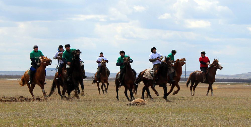 Өнерпаздардың өнегелі ісі