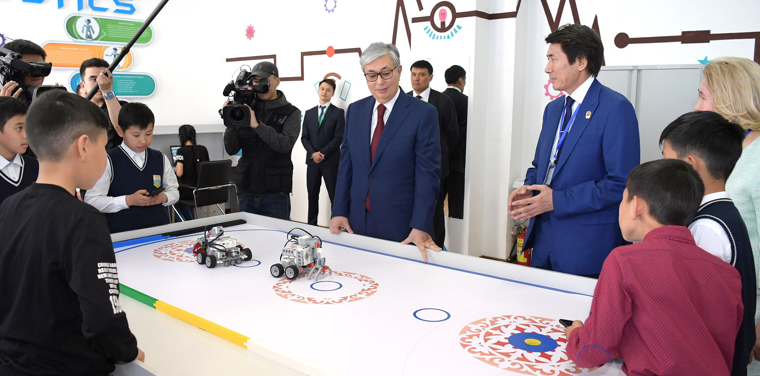 Қазақстан Президенті Қасым-Жомарт Тоқаев Нұр-Сұлтан қаласындағы №68 мектеп-гимназияға барды