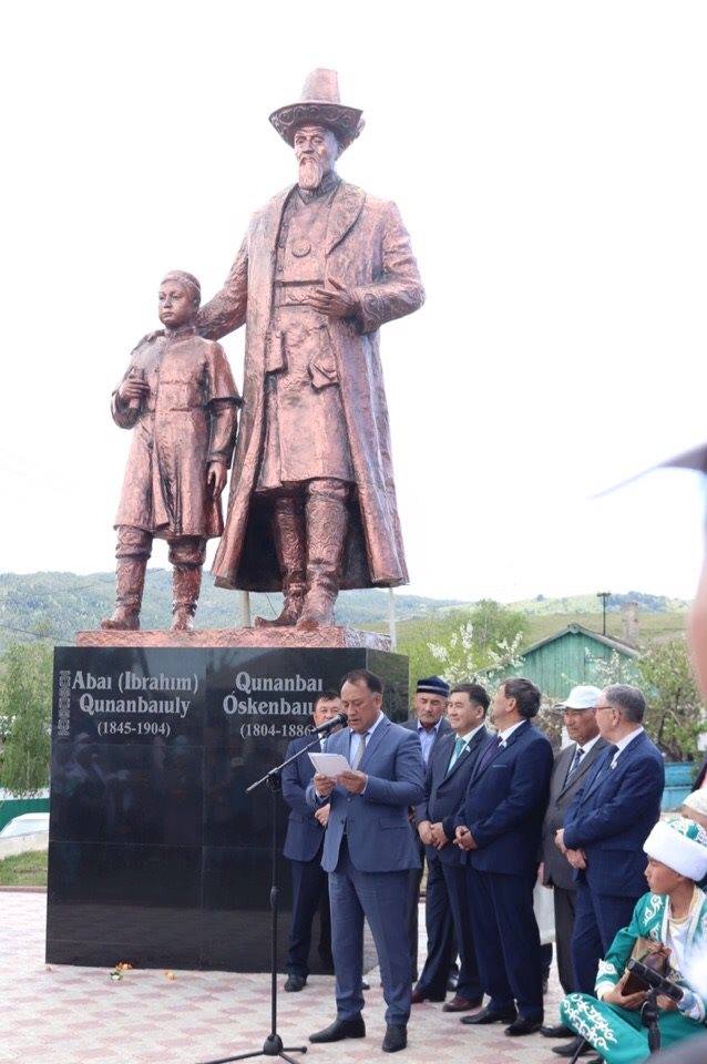 Қарқаралыда Құнанбай қажы мен бала Абайға ескерткіш қойылды