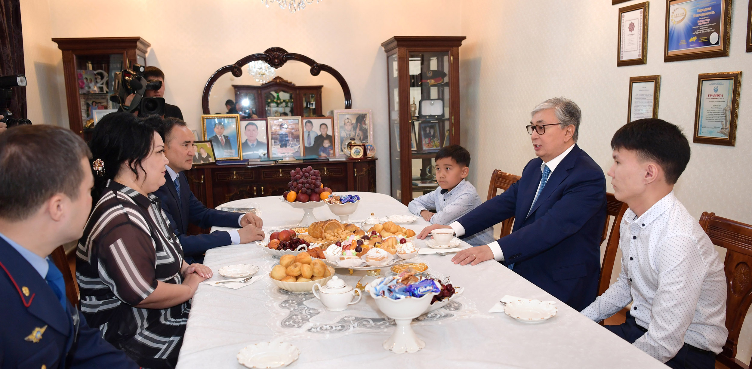 Қасым-Жомарт Тоқаев Халық қаһарманы Ғазиз Байтасовтың отбасымен кездесті