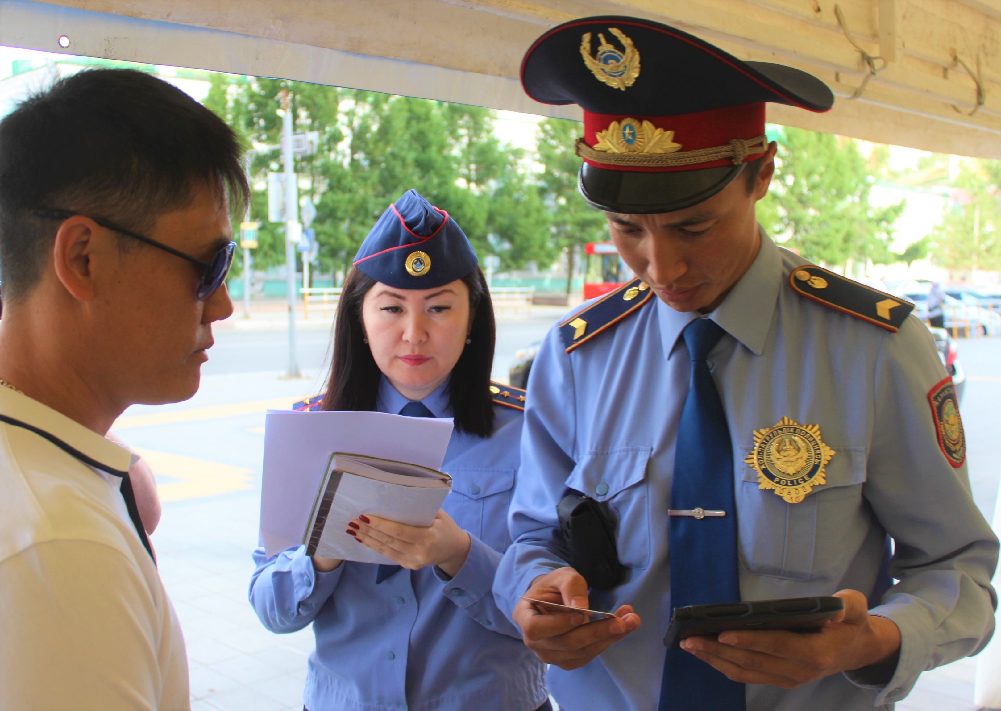 Қостанайлық полицейлер қала тұрғынына ҚР азаматтығын алуға көмектесті