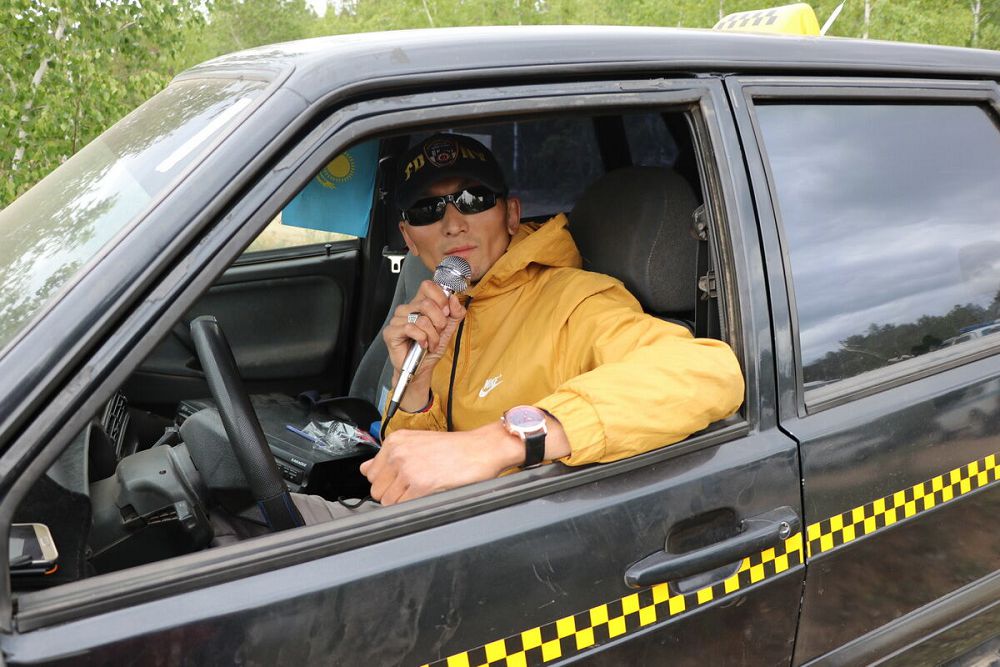 Караоке-такси қызметі жергілікті тұрғындар тарапынан сұранысқа ие