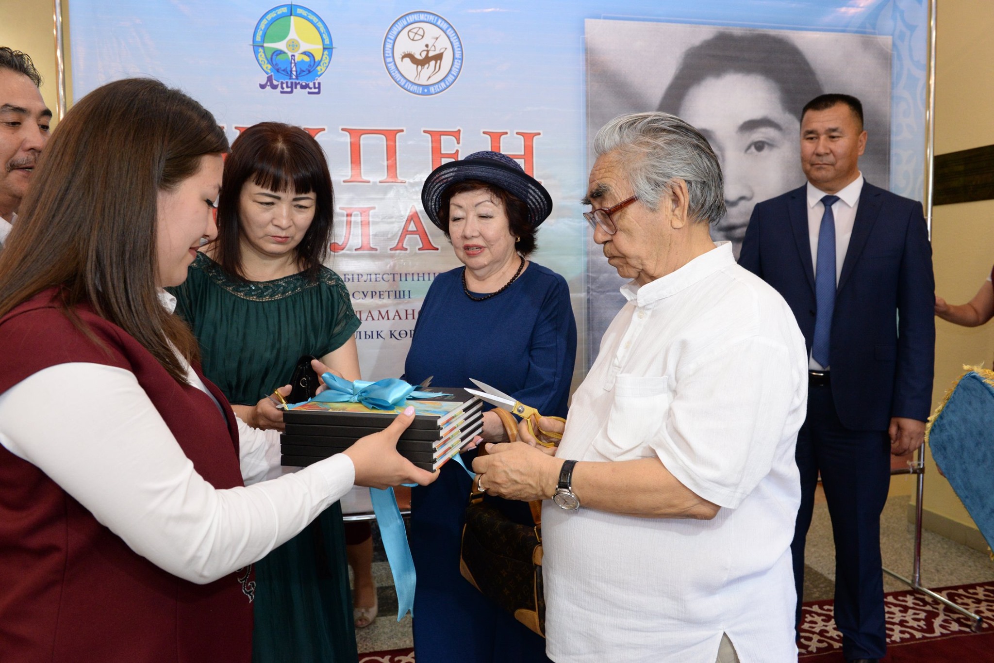 Атырауда суретші Мұратбек Жоламанның көрмесі өтті