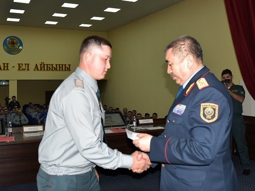 Министр Ұлттық ұлан саперлары мен кинологтарын марапаттады