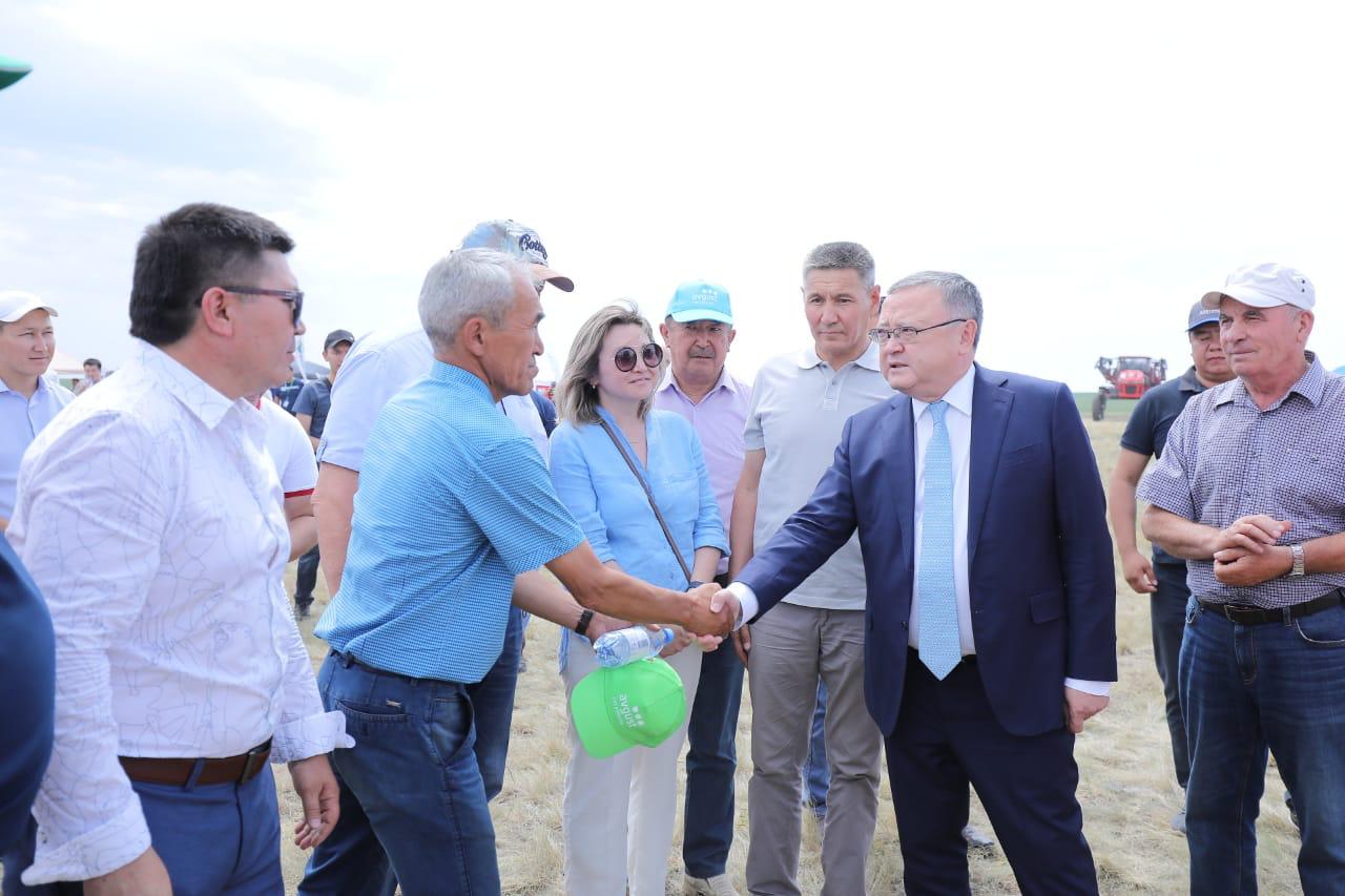 Ақтөбе облысының әкімі ауыл шаруашылығы техникаларының көрмесін тамашалады