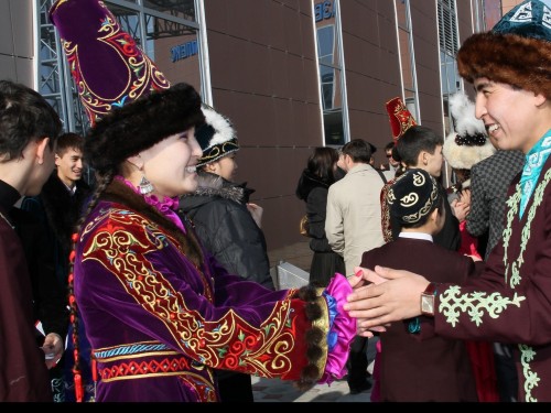 Көрісу дәстүрі мерекелік күнтізбеге ене ме?