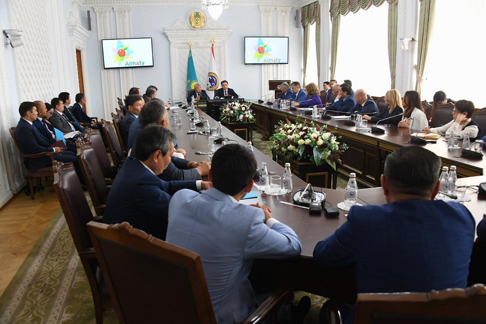 Алматы әкімі Бақытжан Сағынтаев депутаттармен әлеуметтік жағдайларды талқылады
