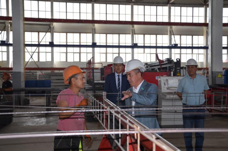 Сенаторлар Оралдағы өндіріс орындарын аралады