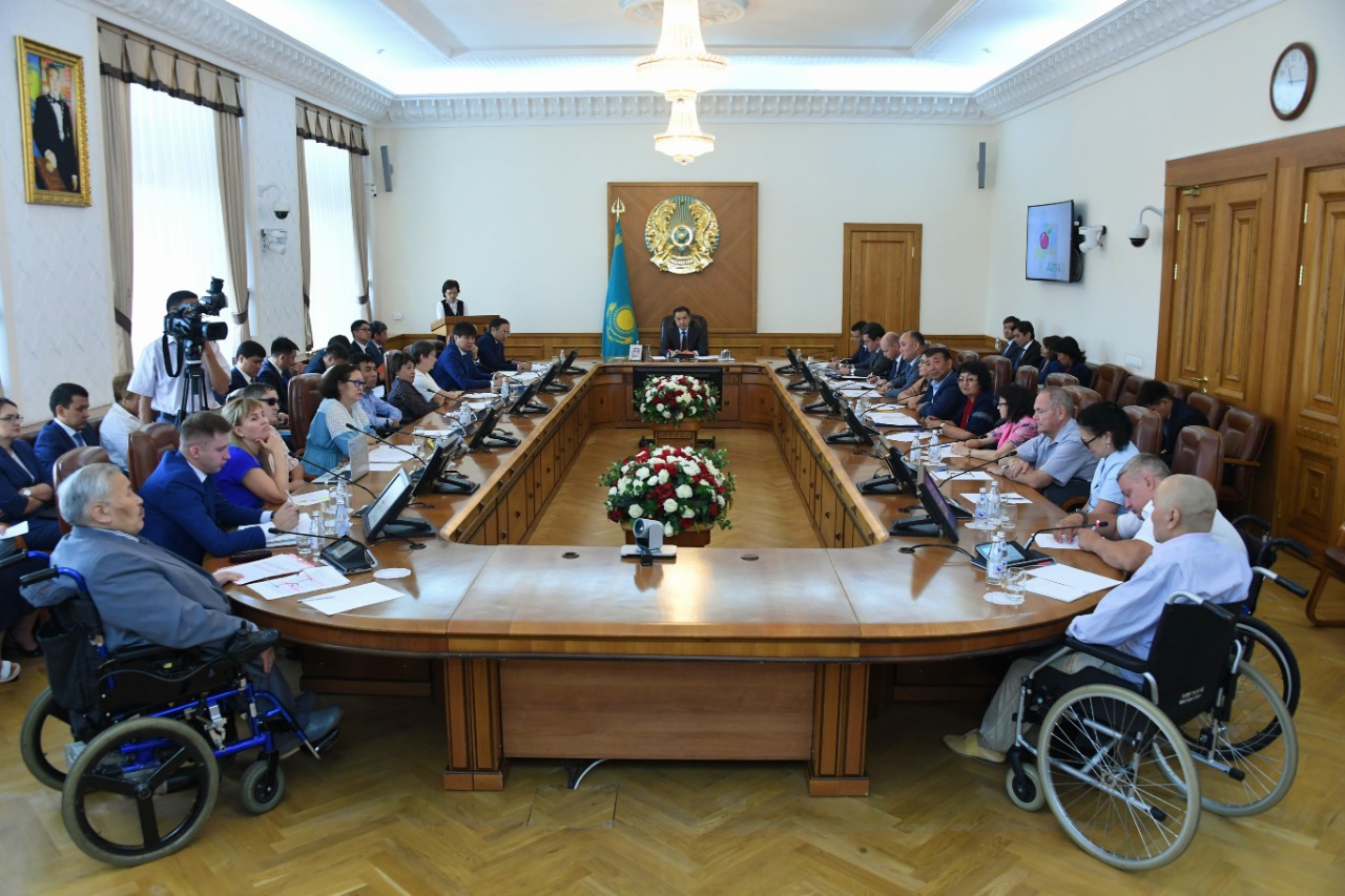 Бақытжан Сағынтаев мүмкіндігі шектеулі жандардың қалалық қоғамдастығымен кездесті