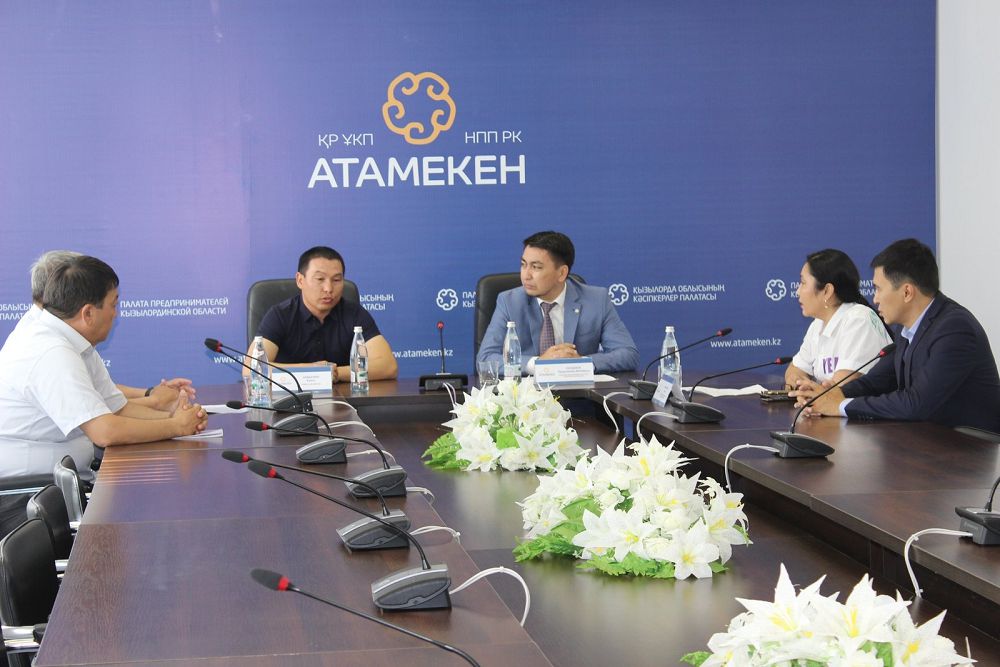 Tасада тұрып тас атқандар