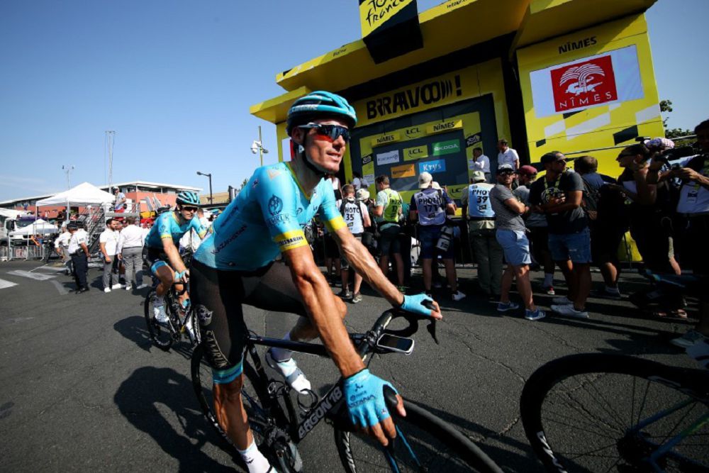 Жарыс жолынан шығып қалды