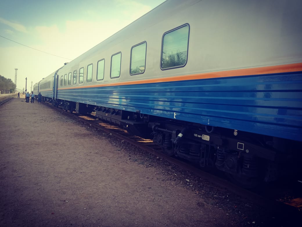 Құрамына жаңа вагондар енген Алматы-Маңғыстау пойызы Маңғыстауға келді