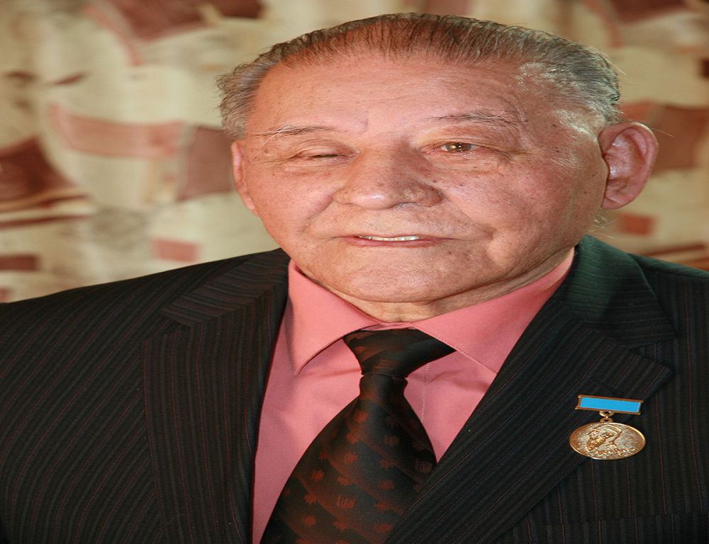 Асқақ дауысты әнші еді