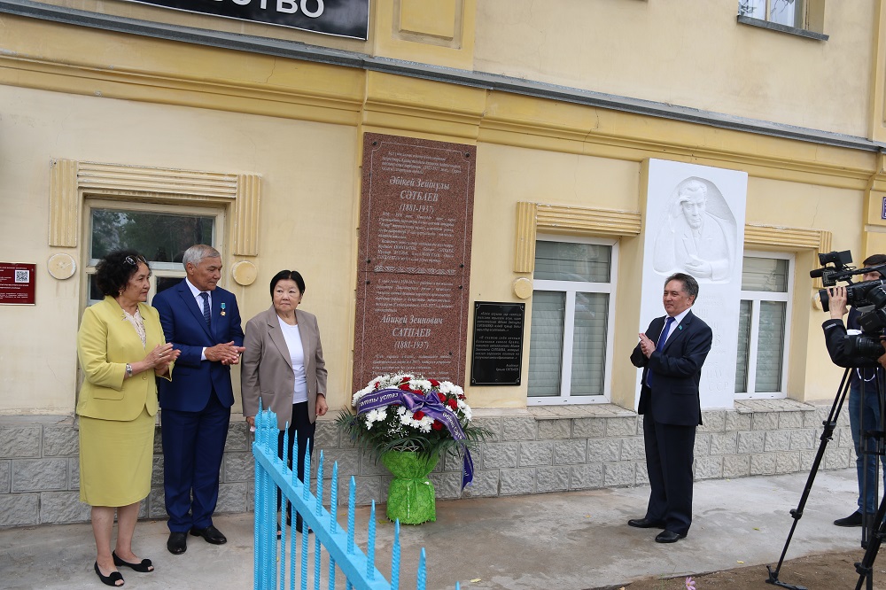 Павлодарда Әбікей Сәтбаевқа ескерткіш тақта орнатылды