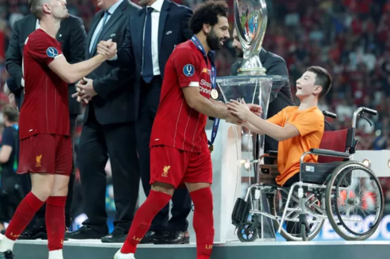 Қазақстандық «Ник Вуйчич» Ливерпуль ойыншыларына УЕФА Суперкубогын табыстады