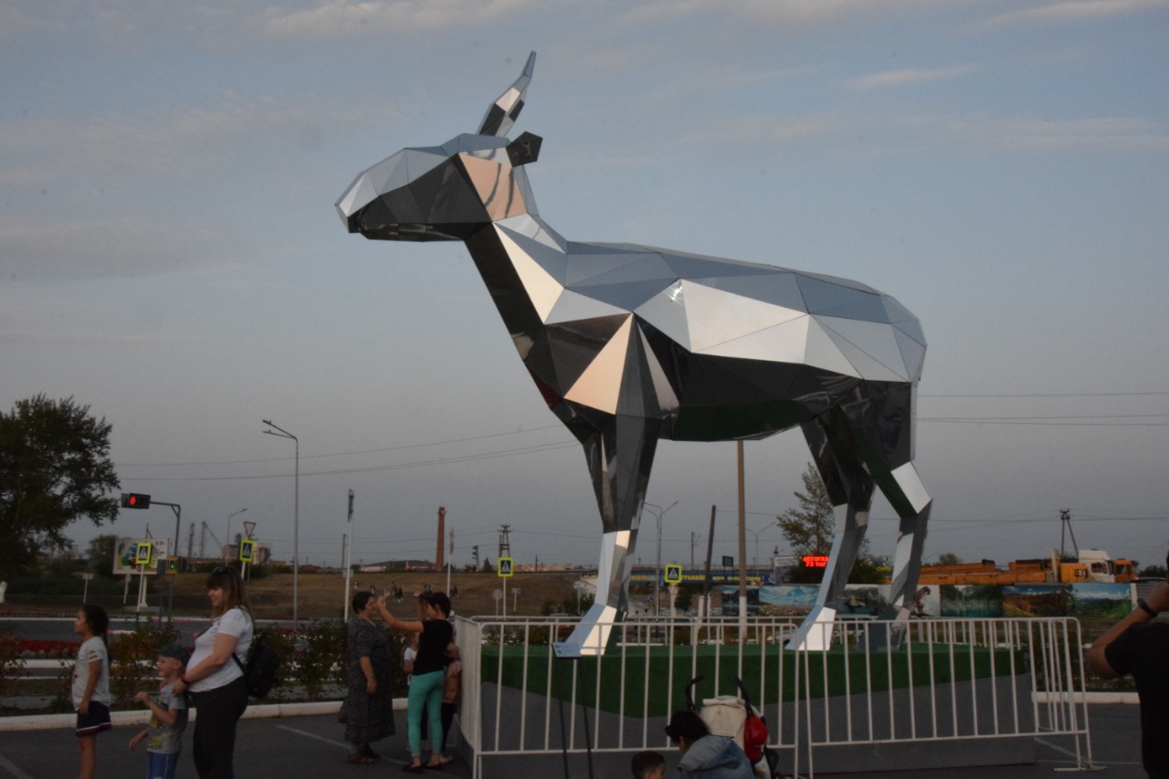 Қостанайда киік мүсіні орнатылды