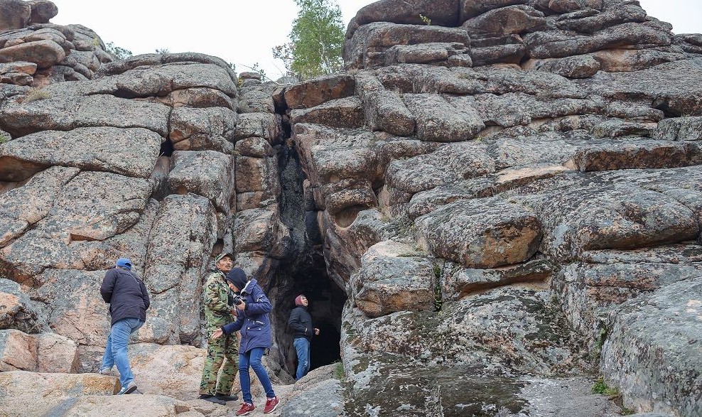 Үңгірлерге жарық түспек