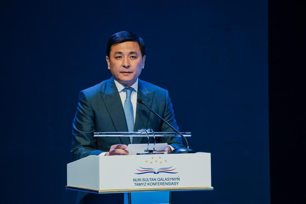 Алтай Көлгінов елордалық ұстаздарға тұрғын үй сертификаттарын табыстады