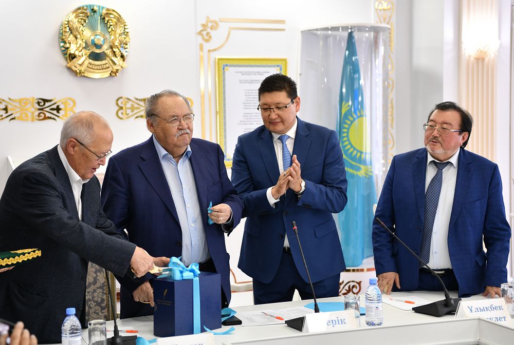 Өлеңсүйер оқырман үшін тамаша тарту