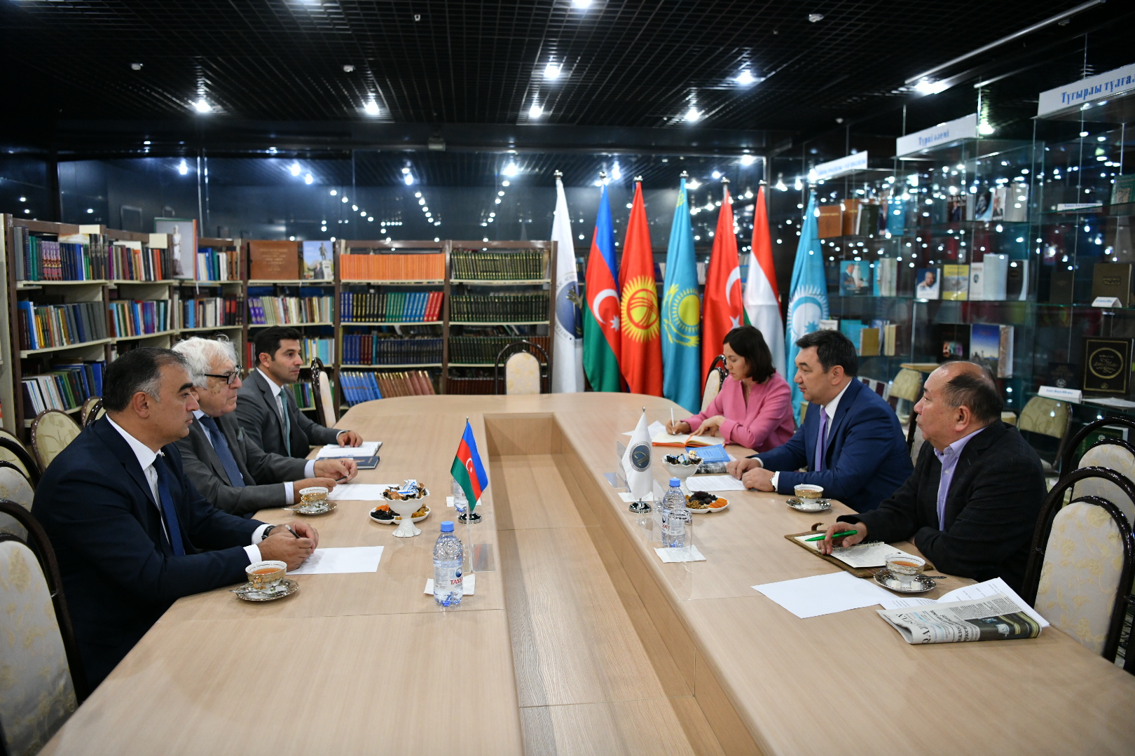 Түркі Академиясының президенті Әзербайжан жазушылар одағының төрағасымен кездесті