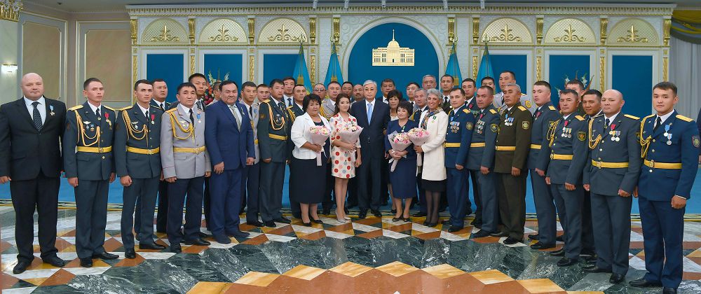 Қ.Тоқаев Арыс қаласындағы төтенше жағдайда ерекше көзге түскен азаматтарды марапаттады