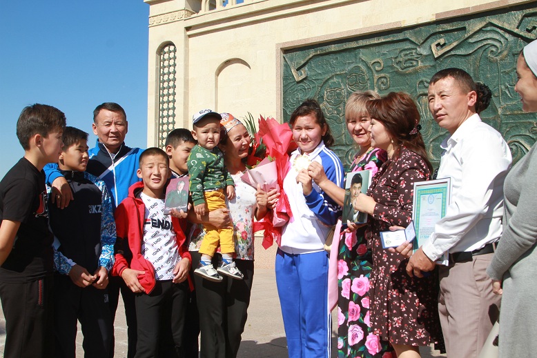 Азия чемпионы Елизат Аязбекті жерлестері зор қошеметпен қарсы алды