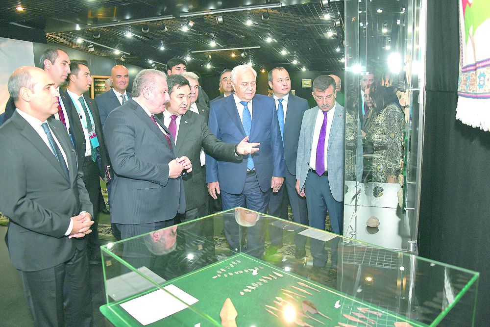 Атажұрт төріндегі кездесу