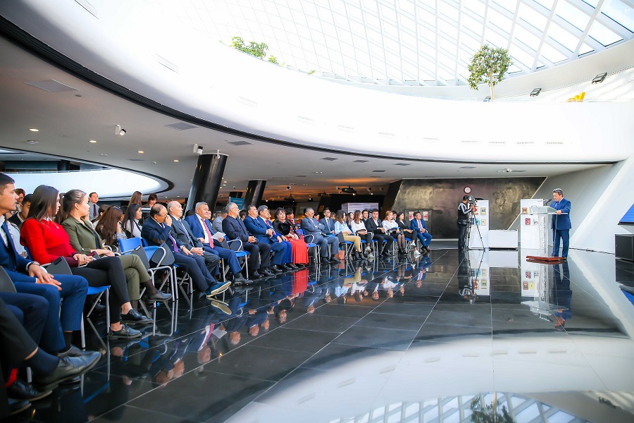 Студент жастар жазушы Айтбай Сәулебекпен кездесті