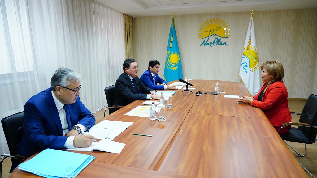 Асқар Мамин «Nur Otan» қоғамдық қабылдауында азаматтарды жеке қабылдады