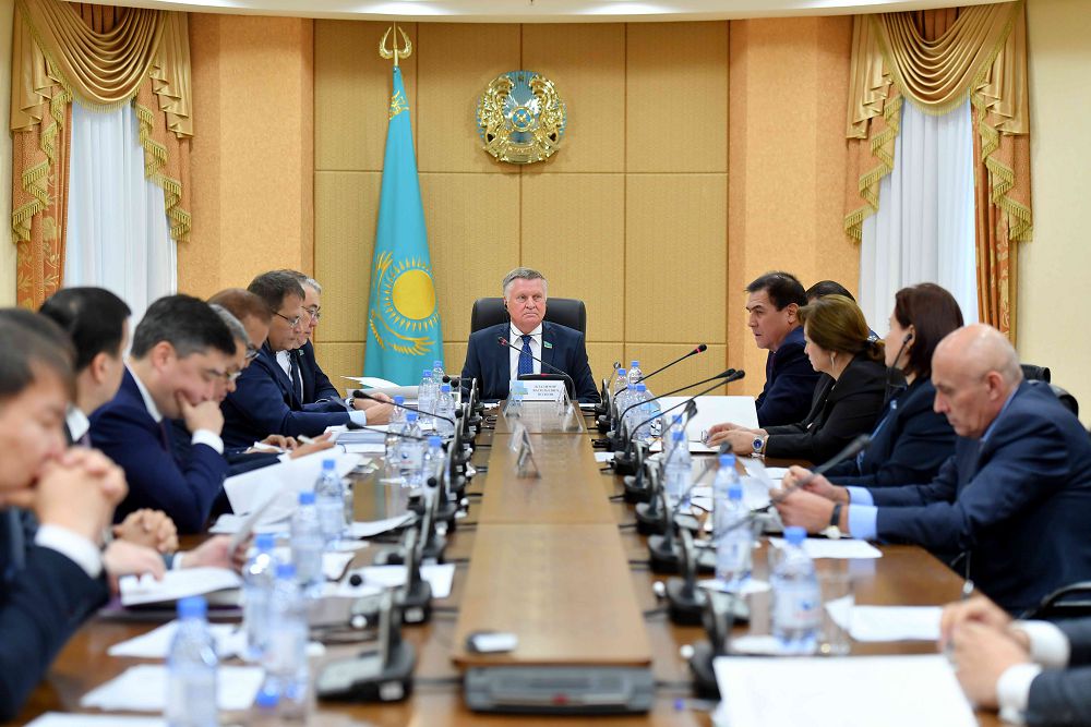 Сенатта мемлекеттік қызмет және сыбайлас жемқорлыққа қарсы іс-қимыл туралы заң жобасы қаралды
